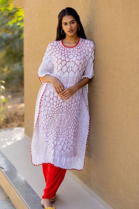 Buy_Dyelogue_White Gingham Round Neck Floral And Bandhani Print Kaftan _Online_at_Aza_Fashions