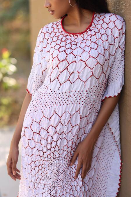 Shop_Dyelogue_White Gingham Round Neck Floral And Bandhani Print Kaftan _Online_at_Aza_Fashions