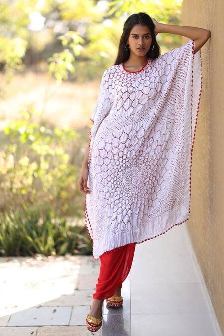 Dyelogue_White Gingham Round Neck Floral And Bandhani Print Kaftan _at_Aza_Fashions