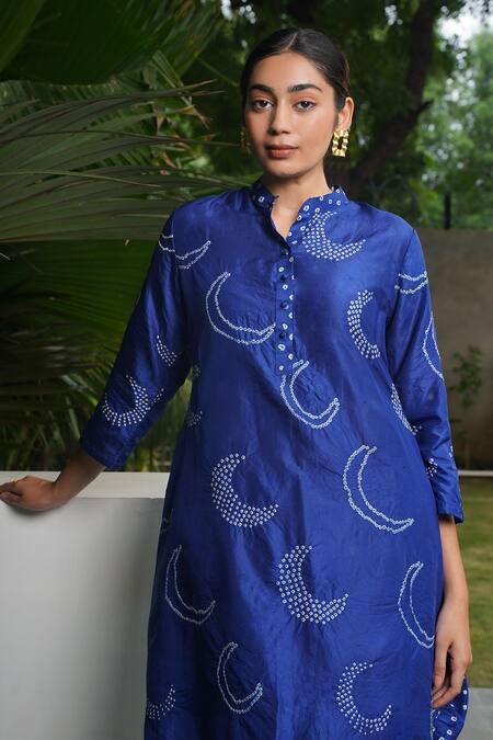 Buy_Dyelogue_Blue Silk Embroidery Bandeau Neck Bandhani Print Kurta And Pant Set _Online_at_Aza_Fashions