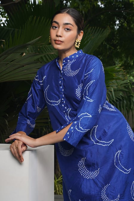 Dyelogue_Blue Silk Embroidery Bandeau Neck Bandhani Print Kurta And Pant Set _at_Aza_Fashions