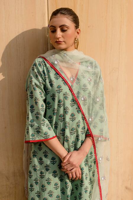 Buy_Gulabo Jaipur_Green Cotton, Organza Embroidery V-neck Noya Wildflora Handblock Print Kurta Set _Online_at_Aza_Fashions
