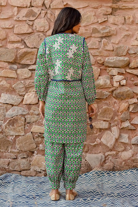 Shop Gulabo Jaipur Green Cotton Embroidery V-neck, Qia Clover Fleur Print Quilted Jacket Kurta Set at Aza Fashions Shop_Gulabo Jaipur_Green Cotton Embroidery V-neck, Qia Clover Fleur Print Quilted Jacket Kurta Set_at_Aza_Fashions
