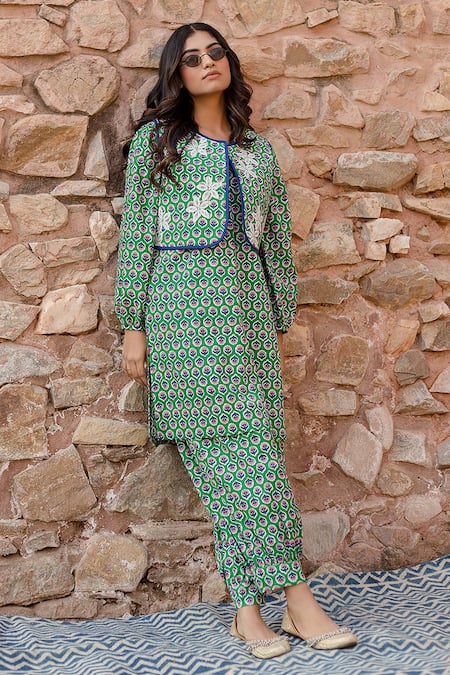 Gulabo Jaipur Green Cotton Embroidery V-neck, Qia Clover Fleur Print Quilted Jacket Kurta Set Online at Aza Fashions Gulabo Jaipur_Green Cotton Embroidery V-neck, Qia Clover Fleur Print Quilted Jacket Kurta Set_Online_at_Aza_Fashions