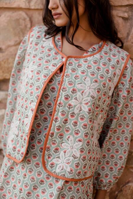Gulabo Jaipur Blue Cotton Embroidery V-neck Qia Mughal Fleur Print Quilted Jacket Kurta Set at Aza Fashions Gulabo Jaipur_Blue Cotton Embroidery V-neck Qia Mughal Fleur Print Quilted Jacket Kurta Set_at_Aza_Fashions
