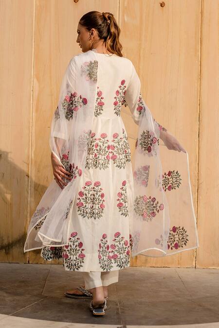 Shop Gulabo Jaipur White Cotton Embroidery V-neck Wafa Rosa Cluster Anarkali Set at Aza Fashions Shop_Gulabo Jaipur_White Cotton Embroidery V-neck Wafa Rosa Cluster Anarkali Set_at_Aza_Fashions