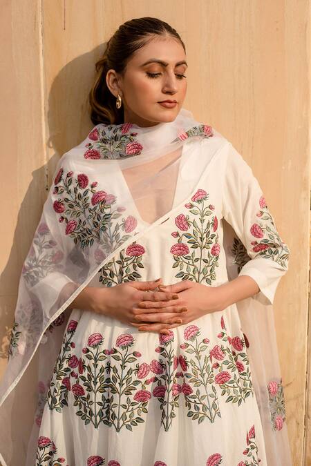 Gulabo Jaipur White Cotton Embroidery V-neck Wafa Rosa Cluster Anarkali Set at Aza Fashions Gulabo Jaipur_White Cotton Embroidery V-neck Wafa Rosa Cluster Anarkali Set_at_Aza_Fashions