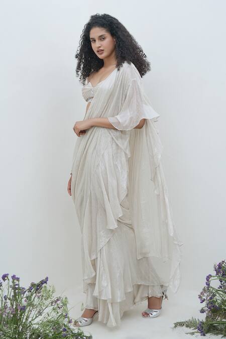 Amrta By Guneet Kondal_Ivory Chiffon Embroidery Sweetheart Neck Pre-stitched Saree With Blouse _Online_at_Aza_Fashions