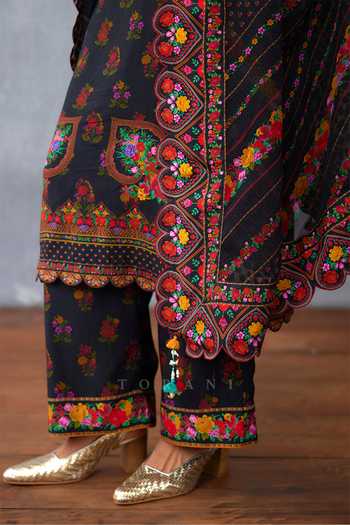 Torani Black Cotton, Silk Embroidery, Dil Shaad Zainab Garden Print Kurta Pant Set at Aza Fashions Torani_Black Cotton, Silk Embroidery, Dil Shaad Zainab Garden Print Kurta Pant Set _at_Aza_Fashions
