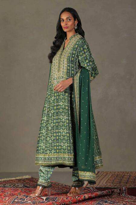 RI.Ritu Kumar Green Kurta 100% Silk Printed Geometric Mandarin Collar Ayati Set Online at Aza Fashions RI.Ritu Kumar_Green Kurta 100% Silk Printed Geometric Mandarin Collar Ayati Set_Online_at_Aza_Fashions
