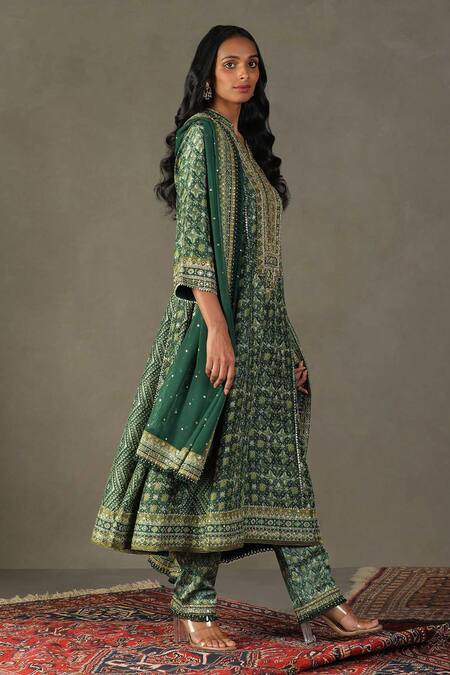 Buy RI.Ritu Kumar Green Kurta 100% Silk Printed Geometric Mandarin Collar Ayati Set Online at Aza Fashions Buy_RI.Ritu Kumar_Green Kurta 100% Silk Printed Geometric Mandarin Collar Ayati Set_Online_at_Aza_Fashions