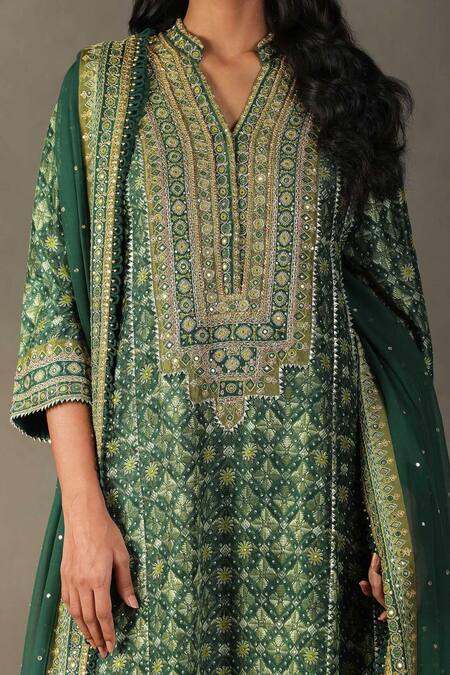 Shop RI.Ritu Kumar Green Kurta 100% Silk Printed Geometric Mandarin Collar Ayati Set Online at Aza Fashions Shop_RI.Ritu Kumar_Green Kurta 100% Silk Printed Geometric Mandarin Collar Ayati Set_Online_at_Aza_Fashions