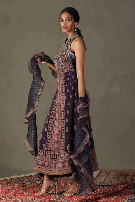 RI.Ritu Kumar Blue Side Zip Printed Floral Band V Pattern Long Kurta Online at Aza Fashions RI.Ritu Kumar_Blue Side Zip Printed Floral Band V Pattern Long Kurta _Online_at_Aza_Fashions