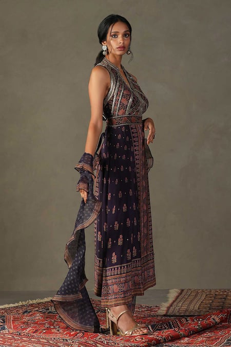 Buy RI.Ritu Kumar Blue Side Zip Printed Floral Band V Pattern Long Kurta Online at Aza Fashions Buy_RI.Ritu Kumar_Blue Side Zip Printed Floral Band V Pattern Long Kurta _Online_at_Aza_Fashions