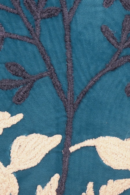 Buy_Ode & Cloe_Blue Velvet Dori Floral Embroidered 5 Pcs Cushion Covers