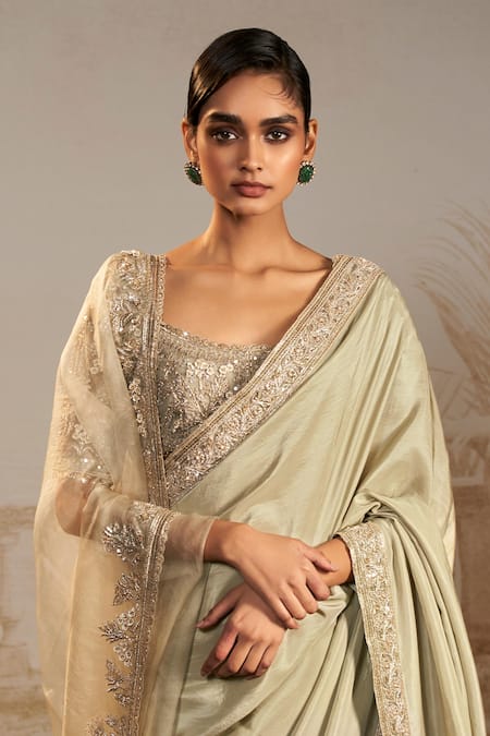 Ridhi Mehra_Green Blouse Net Embroidered Pearl Scoop Neck Resham Border Saree Set _Online_at_Aza_Fashions