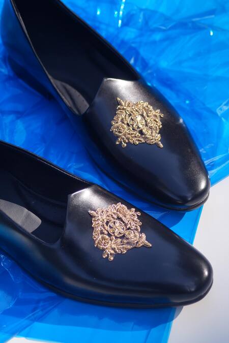 Shradha Hedau Footwear Couture_Black Embroidered Niran Mojari  _Online_at_Aza_Fashions