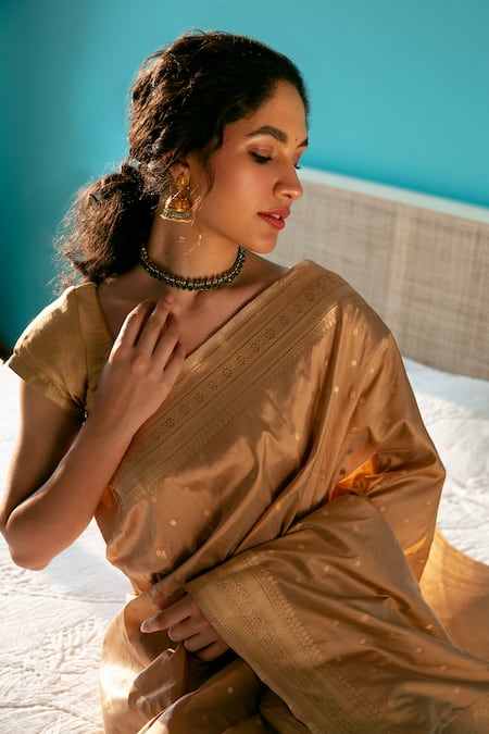 Mint N Oranges Sona Floral Pattern Handwoven Saree With Running Blouse 