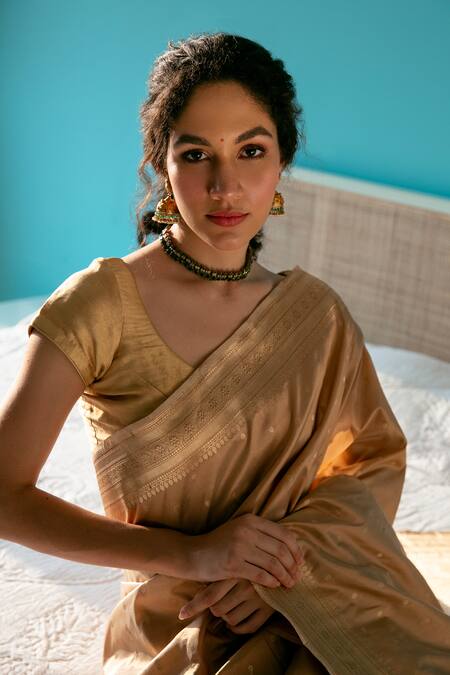 Mint N Oranges_Beige Silk Zari Sona Floral Pattern Handwoven Saree With Running Blouse _Online_at_Aza_Fashions