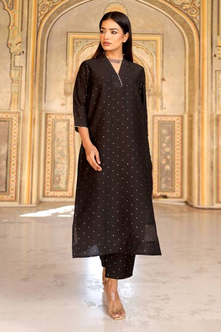 Buy_ASRUMO_Black Chanderi, Cotton Mirrors, Embroidery V-neck Mukaish Work Kurta Set_Online_at_Aza_Fashions