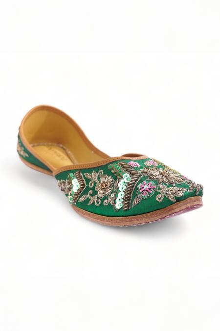 Doriaana_Emerald Green Floral Mirzya Hand Embroidered Juttis _Online_at_Aza_Fashions