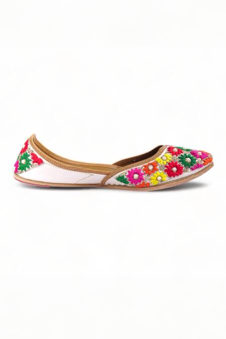 Buy Doriaana White Phulkari Floral Thread Embroidered Juttis Online at Aza Fashions Buy_Doriaana_White Phulkari Floral Thread Embroidered Juttis_Online_at_Aza_Fashions
