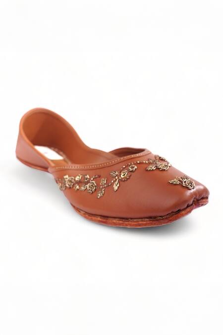Doriaana Brown Royale Rose Embroidered Juttis Online at Aza Fashions Doriaana_Brown Royale Rose Embroidered Juttis _Online_at_Aza_Fashions