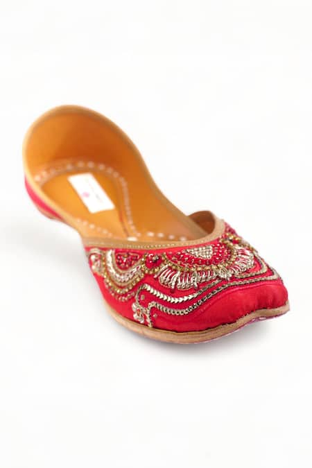 Doriaana Red Zardozi Ruhani Hand Embroidered Juttis 