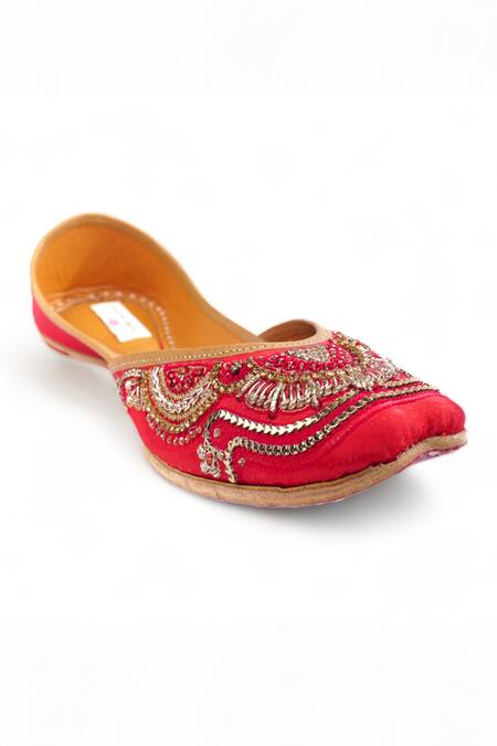 Doriaana_Red Ruhani Hand Embroidered Juttis_Online_at_Aza_Fashions