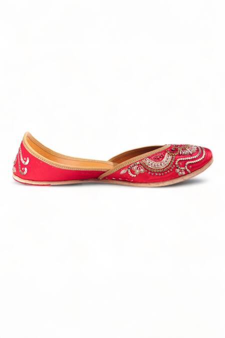 Buy_Doriaana_Red Ruhani Hand Embroidered Juttis_Online_at_Aza_Fashions
