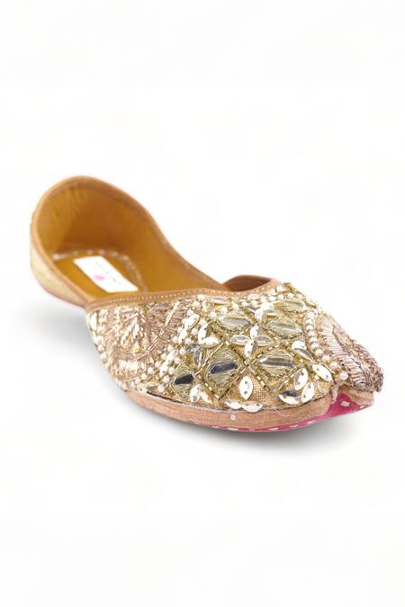 Doriaana_Gold Sheesh Mahal Hand Embroidered Juttis_Online_at_Aza_Fashions
