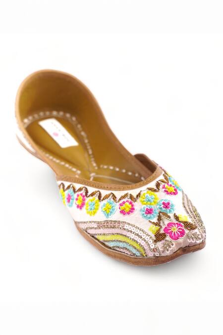 Doriaana_White Aafreen Thread Embroidered Juttis_Online_at_Aza_Fashions