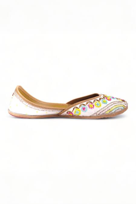 Buy_Doriaana_White Aafreen Thread Embroidered Juttis_Online_at_Aza_Fashions