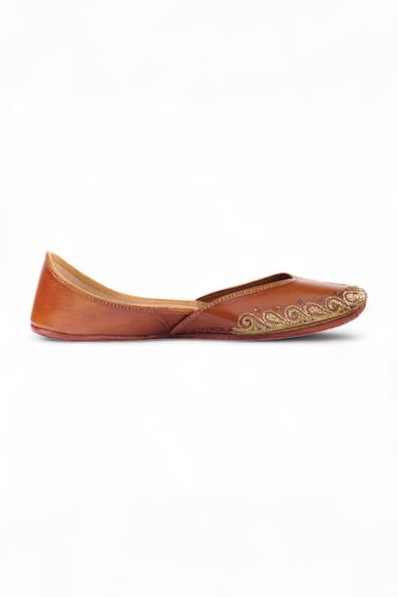 Doriaana_Brown Amber Thread Embroidered Juttis _Online_at_Aza_Fashions