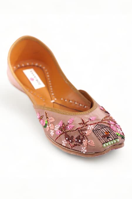 Doriaana_Peach Bird Song Thread Embroidered Juttis_Online_at_Aza_Fashions