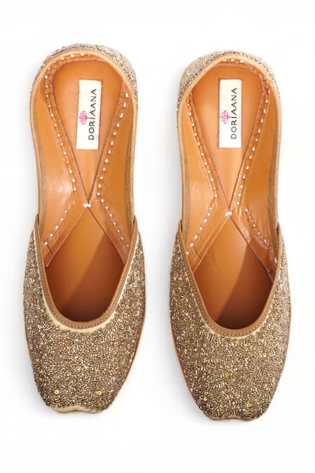 Doriaana Bombshell Cut Dana Embroidered Juttis 