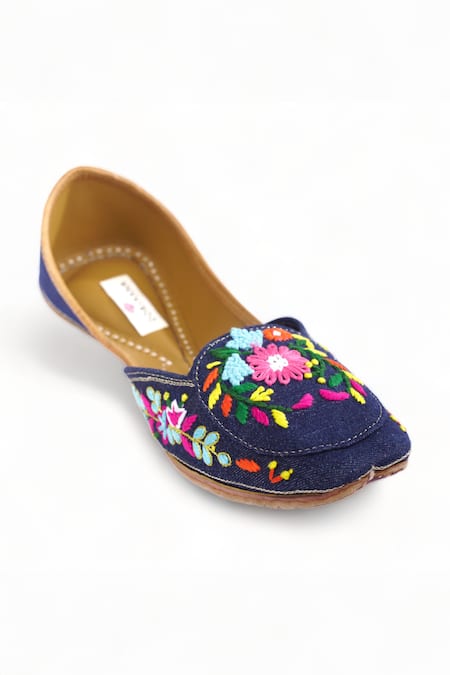 Doriaana_Blue Thread Embroidered Elina Floral Juttis _Online_at_Aza_Fashions