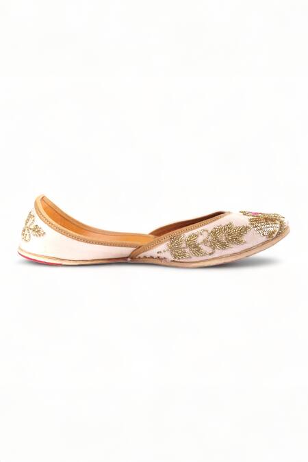 Buy_Doriaana_Ivory Sequin Flamingo Embroidered Juttis _Online_at_Aza_Fashions