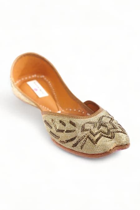 Doriaana Gold Cut Dana And Zardozi Embroidered Glimmer Juttis 