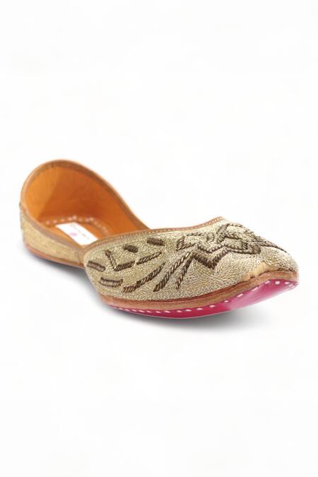 Doriaana_Gold Glimmer Zardozi Embroidered Juttis _Online_at_Aza_Fashions