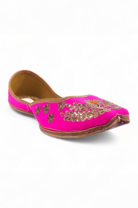 Doriaana_Pink Zari And Thread Embroidered Gulabo Floral Juttis _Online_at_Aza_Fashions