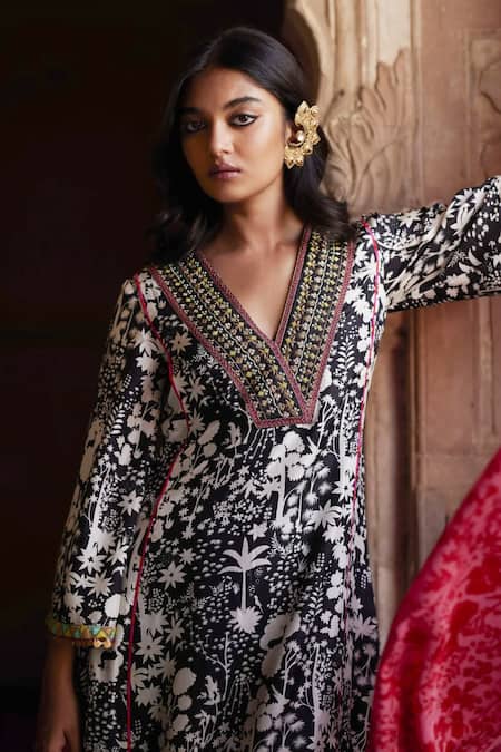 Rajiramniq_Black Crepe Tassels, Embroidery V-neck Forest Print Panelled Anarkali _Online_at_Aza_Fashions