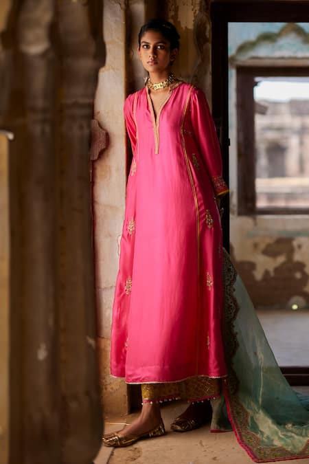 Rajiramniq Pink Twill Silk Embroidery Dori Mandarin Collar Nadira Floral Butti Kurta Set 