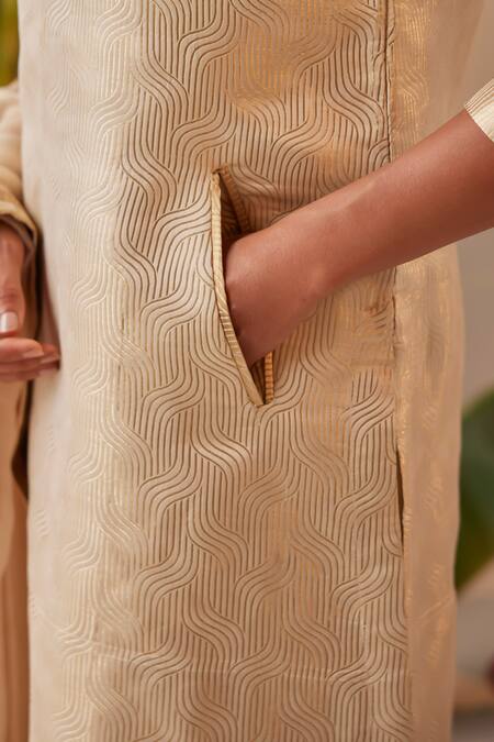 Buy_Shorshe Clothing_Ivory Brocade, Tissue Zari, Embroidery V-neck Anu Banarasi Kurta And Sharara Set