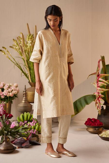 Buy_Shorshe Clothing_Ivory Brocade, Tissue Embroidery V-neck Woven Geometric Pattern Kurta With Pant _Online_at_Aza_Fashions