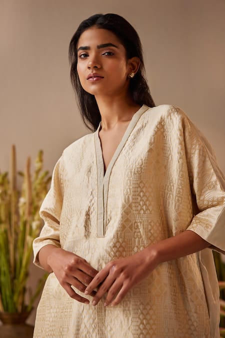 Shorshe Clothing_Ivory Brocade, Tissue Embroidery V-neck Woven Geometric Pattern Kurta With Pant _at_Aza_Fashions
