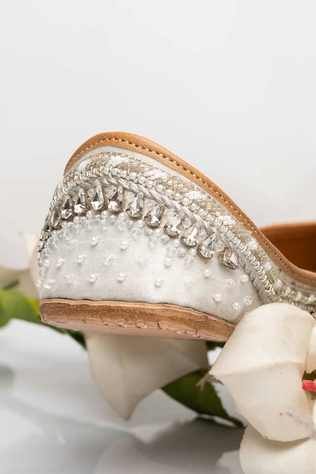 The Golden Wasp White Moonshine Embellished Juttis Online at Aza Fashions The Golden Wasp_White Moonshine Embellished Juttis_Online_at_Aza_Fashions