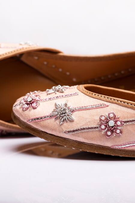 Buy_The Golden Wasp_Peach Pitta Poets Garden Embellished Juttis 