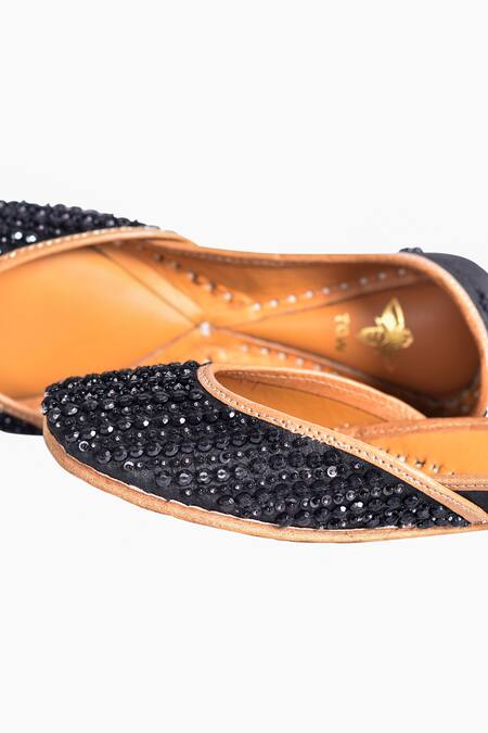 Buy The Golden Wasp Black Wildsoul Embroidered Juttis Buy_The Golden Wasp_Black Wildsoul Embroidered Juttis