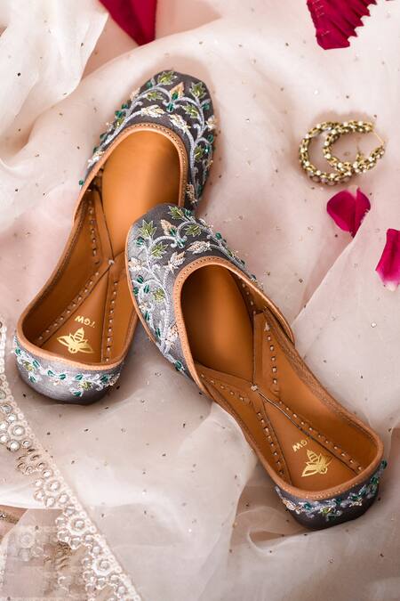 The Golden Wasp Nigar Embroidered Juttis 